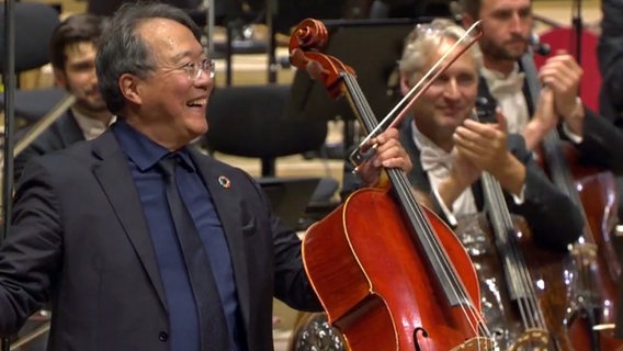 Screenshot: Cellist Yo-Yo Ma während des Saisoneröffnungskonzerts des NDR Elbphilharmonie Orchesters im Großen Saal der Elbphilharmonie © NDR Foto: Screenshot
