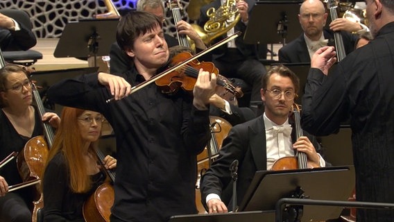 Screenshot: Joshua Bell bei seinem Gastspiel mit dem NDR Elbphilharmonie Orchester und Alan Gilbert in der Elphi (Oktober 2021) © NDR Foto: Screenshot