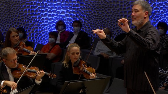 Screenshot: Alan Gilbert dirigiert das NDR Elbphilharmonie Orchester in der Elphi (Oktober 2021) © NDR Foto: Screenshot