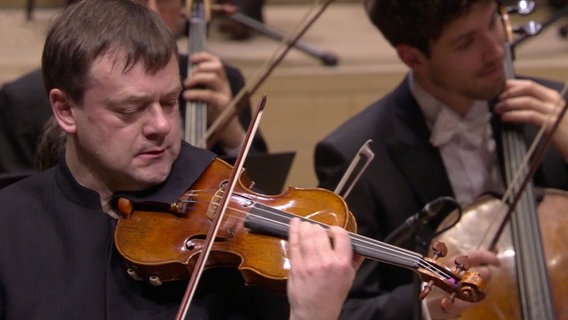 Screenshot: Frank Peter Zimmermann während seines Konzert mit dem NDR Elbphilharmonie Orchester in der Elbphilharmonie Hamburg  (18. November 2021) © NDR Foto: Screenshot