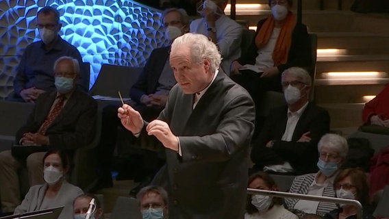 Screenshot: Manfred Honeck dirigiert das NDR Elbphilharmonie Orchester in der Elbphilharmonie Hamburg  (18. November 2021) © NDR Foto: Screenshot