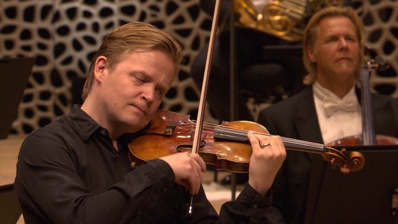 Screenshot: violinist Pekka Kuusisto making his debut with the NDR Elbphilharmonie Orchestra (June 5, 2020) © NDR Photo: Screenshot