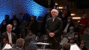 Screenshot: Dirigent Manfred Honeck beim Konzert mit dem NDR Elbphilharmonie Orchester in der Elbphilharmonie Hamburg (18. November 2021) © NDR Foto: Screenshot