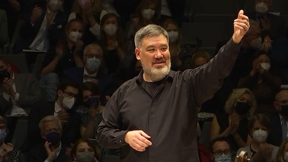 Screenshot: Alan Gilbert beim Schlussapplaus mit dem NDR Elbphilharmonie Orchester (Festkonzert zum fünfjährigen Jubiläum der Elbphilharmonie Hamburg am 11. Januar 2022) © NDR Foto: Screenshot