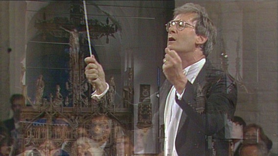 Screenshot: John Eliot Gardiner während eines Konzerts mit dem damaligen NDR Sinfonieorchester (heute: NDR Elbphilharmonie Orchester) 1989 im Dom zu Lübeck © NDR Foto: Screenshot