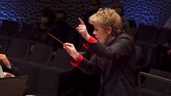 Screenshot: Dirigentin Marin Alsop während des Konzerts mit dem NDR Elbphilharmonie Orchester beim "Age of Anxiety"-Festival im Februar 2022 © NDR Foto: Screenshot