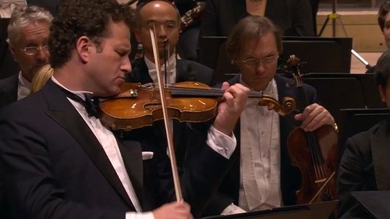 Konzertszene: Nikolaj Szeps-Znaider im Konzert mit dem NDR Elbphilharmonie Orchester © NDR Foto: Screenshot
