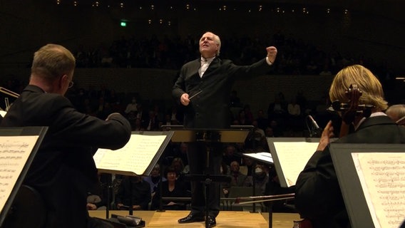 Konzertszene: Manfred Honeck dirigiert das NDR Elbphilharmonie Orchester © NDR Foto: Screenshot