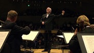 Konzertszene: Manfred Honeck dirigiert das NDR Elbphilharmonie Orchester © NDR Foto: Screenshot