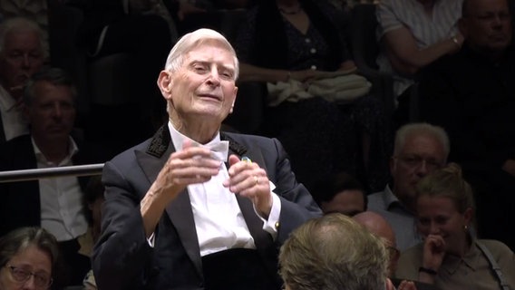 Konzertszene: Maestro Herbert Blomstedt beim Konzert mit dem NDR Elbphilharmonie Orchester © NDR Foto: Screenshot