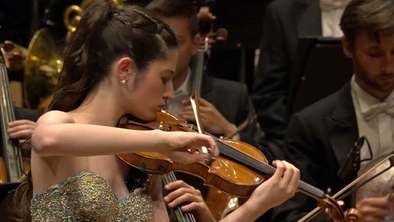 Konzertszene: Geigerin María Dueñas während eines Konzerts mit dem NDR Elbphilharmonie Orchester (24. Juni 2023) © NDR Foto: Screenshot