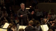 Konzertszene: Alan Gilbert dirigiert das NDR Elbphilharmonie Orchester © NDR Foto: Screenshot