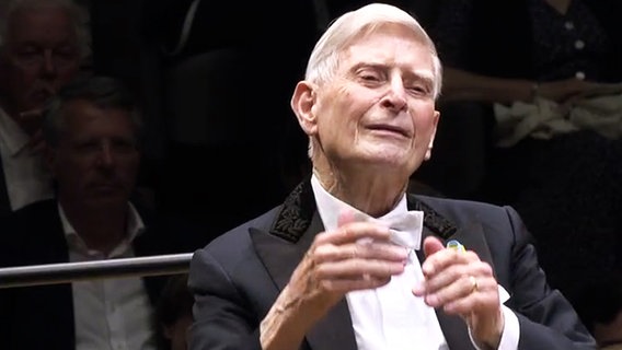 Konzertszene: Maestro Herbert Blomstedt beim Konzert mit dem NDR Elbphilharmonie Orchester © NDR Foto: Screenshot
