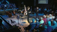 Der finnische Dirigent und Komponist Esa-Pekka Salonen im Gespräch mit der Cellistin vom NDR Elbphilharmonie Orchester, Katharina Kühl, im Bunker in der Feldstraße. © Screenshot 