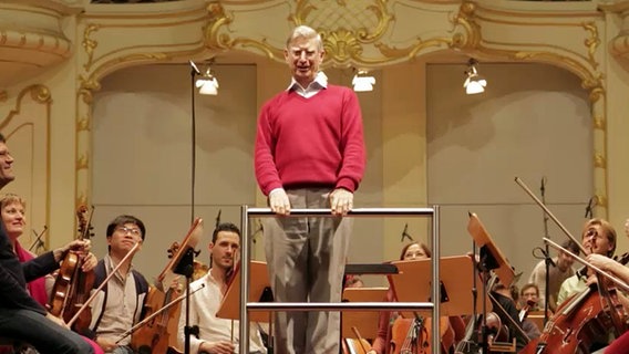 Screenshot: Herbert Blomstedt vor dem NDR Sinfonieorchester © NDR 