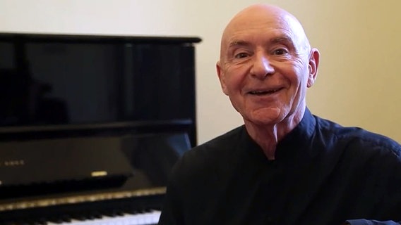 Screenshot: Christoph Eschenbach in der Dirgentengarderobe © NDR 