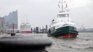 Screenshot: Ein Elbschiff vor der Kulisse der Hafencity mit Elbphilharmonie im Hintergrund © NDR 