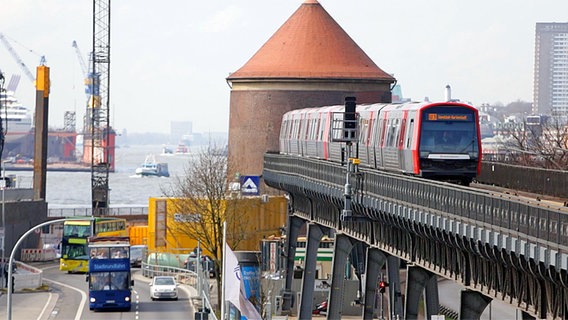 Screenshot: U-Bahn an den Landungsbrücken in der Hamburger Hafencity © NDR 