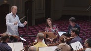 Screenshot: Thomas Hengelbrock probt mit dem NDR Elbphilharmonie Orchester und den Solisten Judith van Wanroij und Philippe Jaroussky © NDR Foto: Screenshot