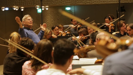 Screenshot: Herbert Blomstedt dirigiert eine Probe mit dem NDR Elbphilharmonie Orchester © NDR Foto: Screenshot