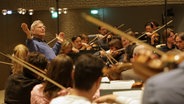 Screenshot: Herbert Blomstedt dirigiert eine Probe mit dem NDR Elbphilharmonie Orchester © NDR Foto: Screenshot