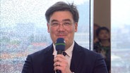 Screenshot: Alan Gilbert, designierter Chefdirigent des NDR Elbpilharmonie Orchesters bei seiner Vorstellung in der Elbphilharmonie Hamburg © NDR Foto: Screenshot