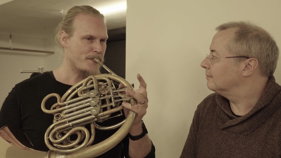Screenshot: Solo-Hornist Jens Plücker und Dirigent Stefan Asbury während einer Probe © NDR 