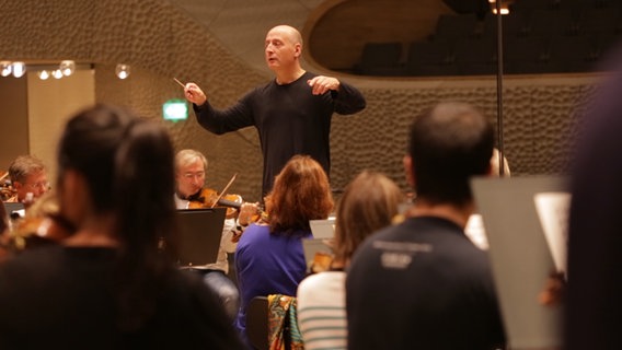 Screenshot: Paavo Järvi und das NDR Elbphilharmonie Orchester proben in der Elbphilharmonie © NDR Foto: Screenshot