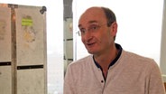 Screenshot: Andrew Manze im Gespräch in der Künstler-Garderobe der Elbphilharmonie © NDR Foto: Screenshot