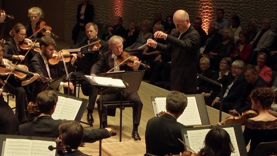 Screenshot: Paavo Järvi dirigiert das NDR Elbphilharmonie Orchester in der Elbphilharmonie (Konzertszene) © NDR Foto: Screenshot