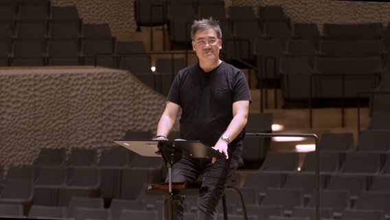 Screenshot: Alan Gilbert am Pult der Elbphilharmonie (Probensituation) © NDR Foto: Screenshot