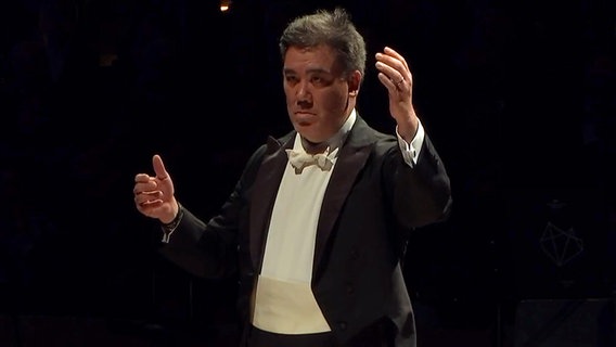 Screenshot: Alan Gilbert dirigiert die Opening Night des NDR Elbphilharmonie Orchesters in der Elbphilharmonie Hamburg © NDR Foto: Screenshot