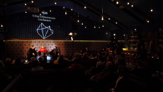 Screenshot: Alan Gilbert, Susanne Stichler und Petr Popelka beim "IDEAS | On Music"-Talk des NDR Elbphilharmonie Orchesters im Nachtasyl (Thalia Theater) © NDR Foto: Screenshot