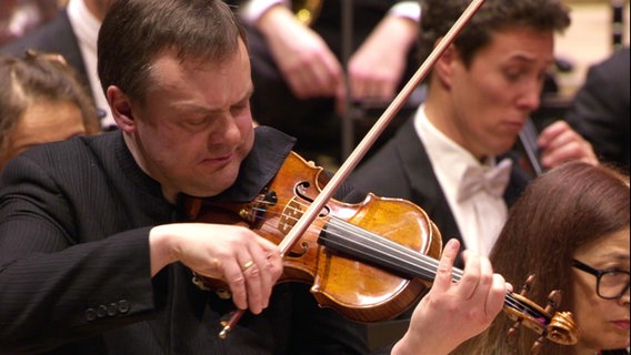 Screenshot: Frank Peter Zimmermann im Konzert in der Elbphilharmonie Hamburg am 28. Februar 2020 © NDR Foto: Screenshot