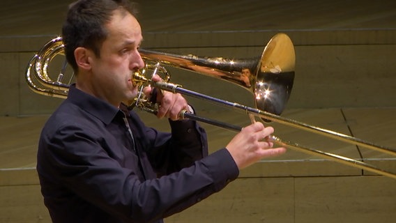 Screenshot: Bassposaunist Uwe Leonbacher vom NDR Elbphilharmonie Orchester auf der Bühne der Elbphilharmonie Hamburg © NDR Foto: Screenshot