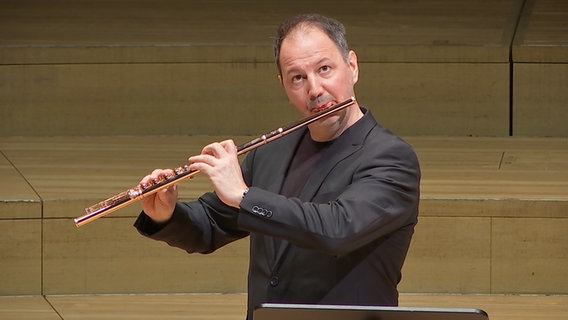 Screenshot: Flötist Jürgen Franz vom NDR Elbphilharmonie Orchester spielt auf der Bühne des Großen Saals © NDR Foto: Screenshot