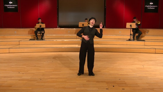 Screenshot: Christina Dean und Musiker von NDR Brass im Rolf-Liebermann-Studio © NDR Foto: Screenshot