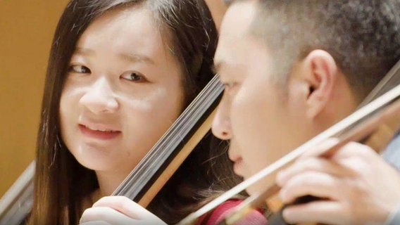 Screenshot: zwei Musiker des Shanghai Symphony Orchestras. © SOA 