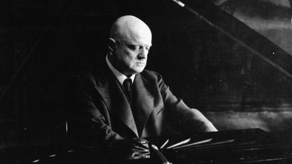 Komponist Jean Sibelius sitzt am Flügel. (Foto um 1930) © picture-alliance / akg-images Foto: akg-images