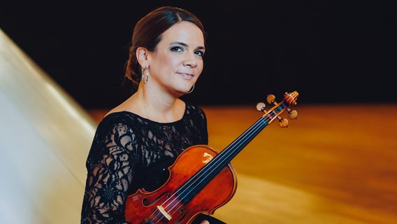 Silvia Offen, Violinistin des NDR Elbphilharmonie Orchesters © NDR, Jewgeni Roppel Foto: Jewgeni Roppel