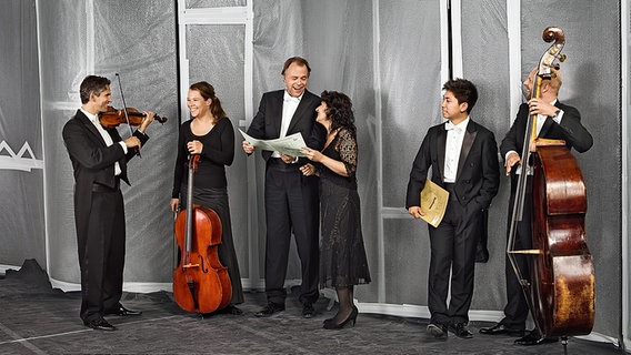Musiker des NDR Sinfonieorchesters auf der Baustelle der Elbphilharmonie © NDR Foto: Markus Höhn