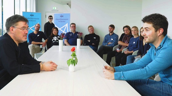 Chefdirigent Alan Gilbert im Speed-Dating mit zehn Musikern des NDR Elbphilharmonie Orchesters. © NDR 