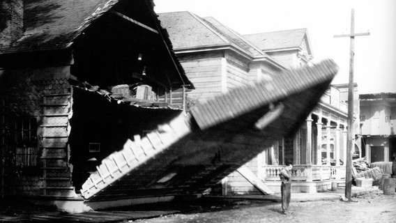 Filmszene aus "Steamboat Bill, Jr.": Eine Hausfassade fällt auf einen Mann. Filmszene aus "Steamboat Bill, Jr.": Eine Hausfassade fällt auf einen Mann. © picture-alliance / Mary Evans Picture Library