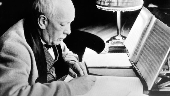 Der Komponist Richard Strauss (1864-1949) in seinem Arbeitszimmer in seiner Villa in Garmisch. Der Komponist Richard Strauss (1864-1949) in seinem Arbeitszimmer in seiner Villa in Garmisch. © dpa-Bildarchiv