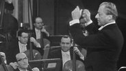 Hans Schmidt-Isserstedt dirigiert das NDR Sinfonieorchester (1965). © NDR 