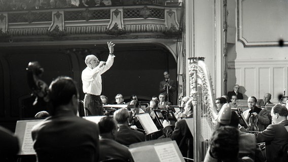 Igor Strawinsky probt mit dem NDR Sinfonieorchester (heute: NDR Elbphilharmonie Orchester) in der Laeiszhalle (1958). © NDR Foto: Susanna Schapowalow