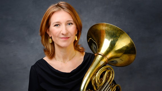 Porträt: Claudia Strenkert, Solo-Hornistin des NDR Elbphilharmonie Orchesters © NDR Foto: Gunter Glücklich
