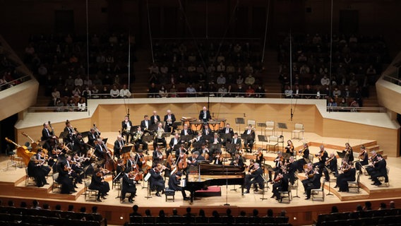 Das NDR Elbphilharmonie Orchester musiziert gemeinsam mit Pianist Kyohei Sorita auf der Bühne der Suntory Hall in Tokio. © Tempo Primo Japan Co., Ltd. Foto: Mamoru Hori