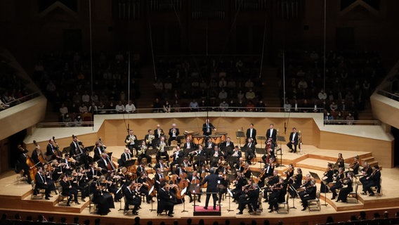 Das NDR Elbphilharmonie Orchester musiziert auf der Bühne der Suntory Hall in Tokio. © Tempo Primo Japan Co., Ltd. Foto: Mamoru Hori