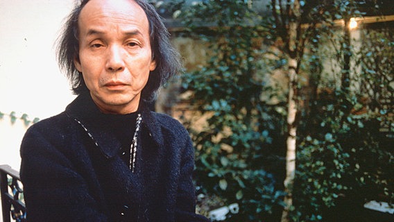 Komponist Tōru Takemitsu im Porträt © akg-images Foto: Marion Kalter